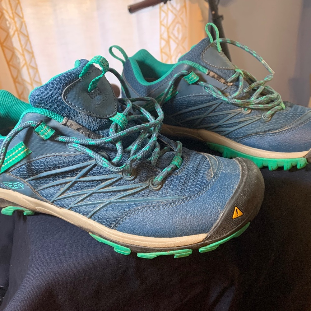 Women’s 8.5 Keen waterproof hiking shoes